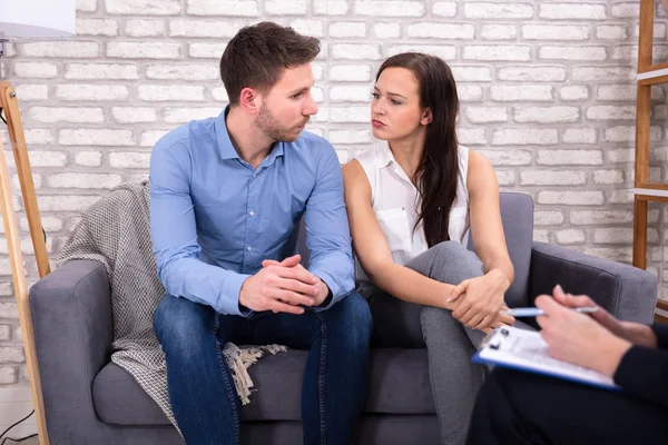 Jong Paar Zitten Met Vrouwelijke Consulent Office — Stockfoto