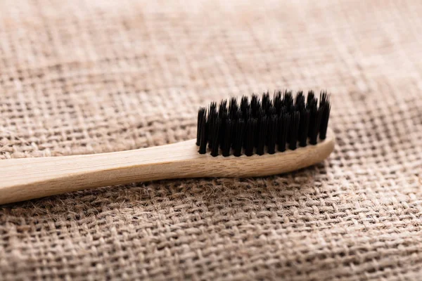 Κοντινό Του Μαύρου Μπαμπού Οδοντόβουρτσα Σάκο Πανί — Φωτογραφία Αρχείου