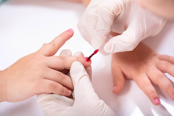 Close Mão Esteticista Aplicando Prego Polonês Para Unhas Menina Salão — Fotografia de Stock