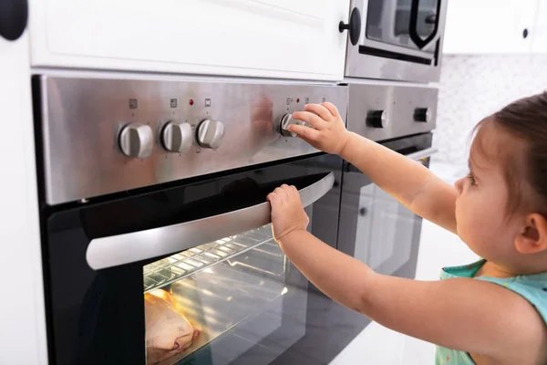 Close Uma Menina Bonita Ajustando Temperatura Forno Microondas — Fotografia de Stock