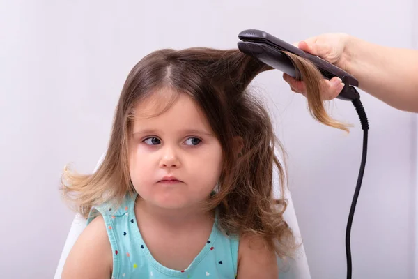 Mutter Glättet Haare Mit Glätteisen Ihrer Tochter — Stockfoto