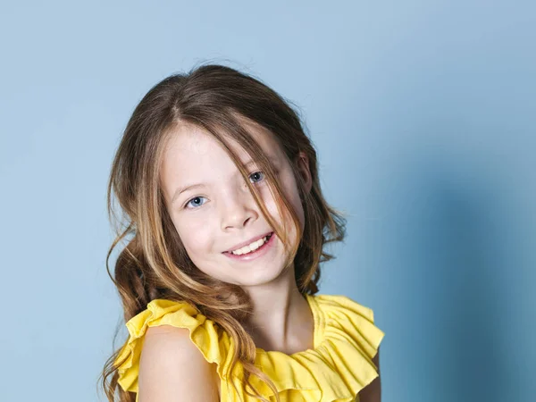 Hübsches Mädchen Mit Brünetten Haaren Mit Gelbem Top Posiert Vor — Stockfoto