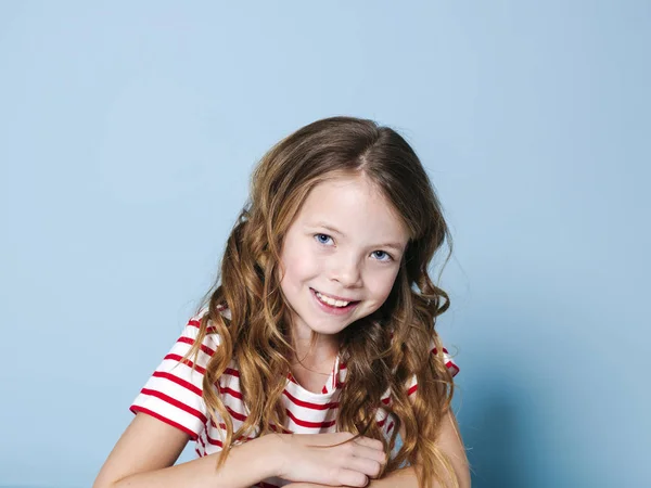 Bonita Chica Con Pelo Rizado Camisa Rayas Blancas Rojas Está — Foto de Stock