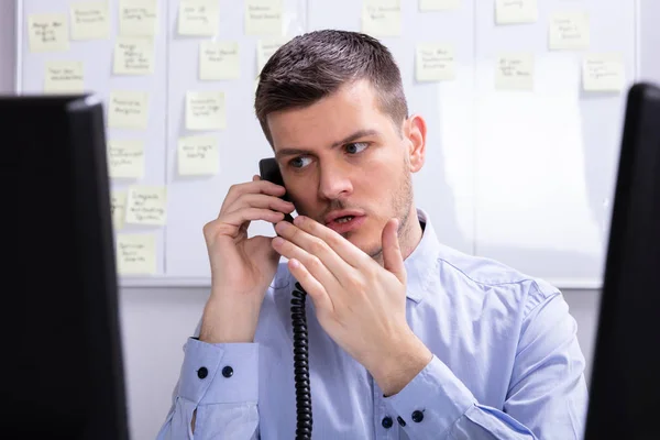 Ung Affärsman Talar Fast Telefon Kontoret — Stockfoto