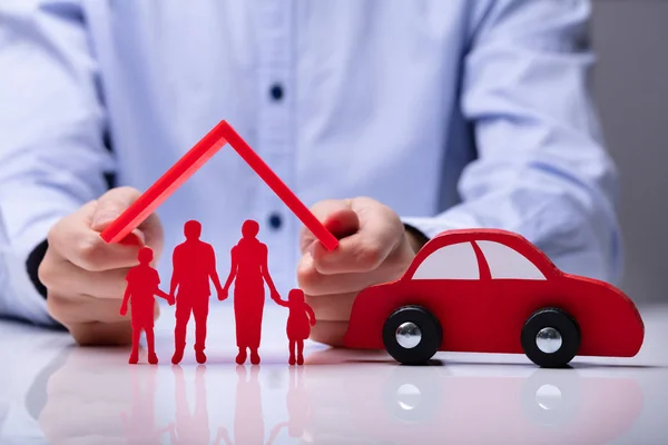 Mão Segurando Telhado Sobre Família Perto Carro — Fotografia de Stock