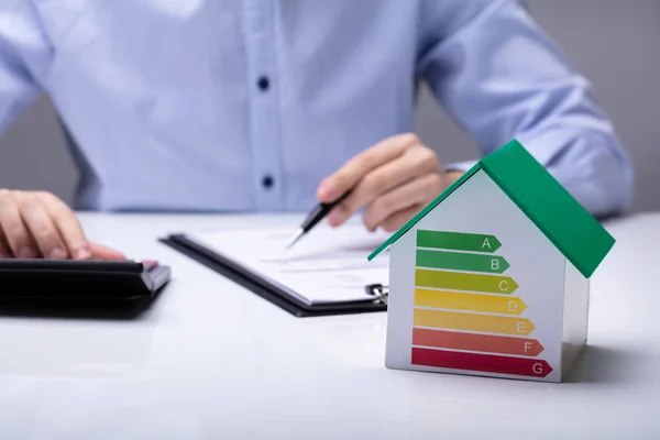 Casa Con Tasa Eficiencia Energética Frente Los Empresarios Que Trabajan — Foto de Stock