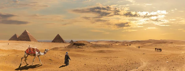 Pirâmides Gizé Panorama Deserto Com Beduínos Egito — Fotografia de Stock