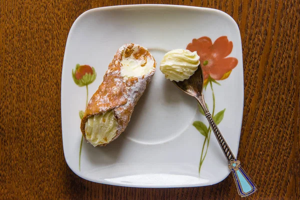 세라믹 이탈리아의 캐놀라 케이크와 숟가락 — 스톡 사진