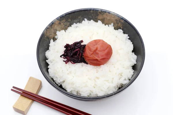 Comida Japonesa Arroz Blanco Cocido Con Umeboshi Fondo Blanco — Foto de Stock
