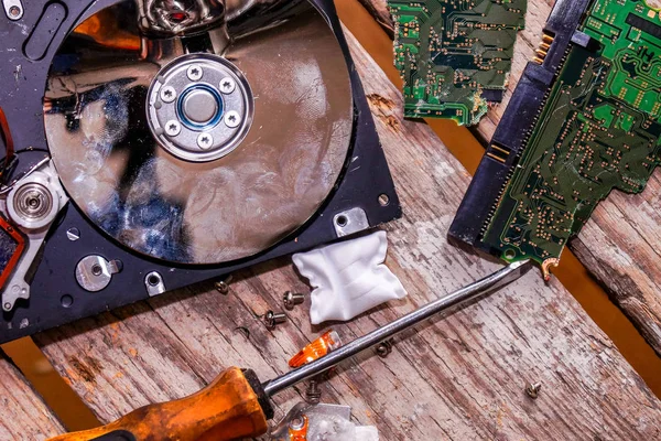 Een Mens Breekt Een Computer Met Behulp Van Slotenmaker Tools — Stockfoto