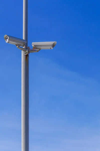 Dos Cámaras Seguridad Contra Cielo Azul Están Monitoreando Imagen Tiene —  Fotos de Stock