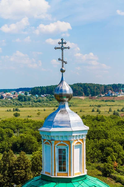 黄色东正教教堂与绿色圆顶对蓝天白云 — 图库照片