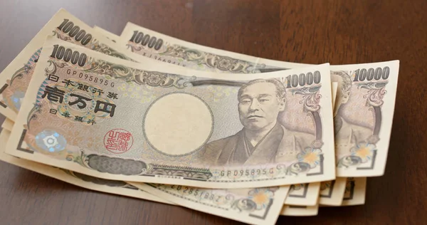日本円の銀行券を数える — ストック写真