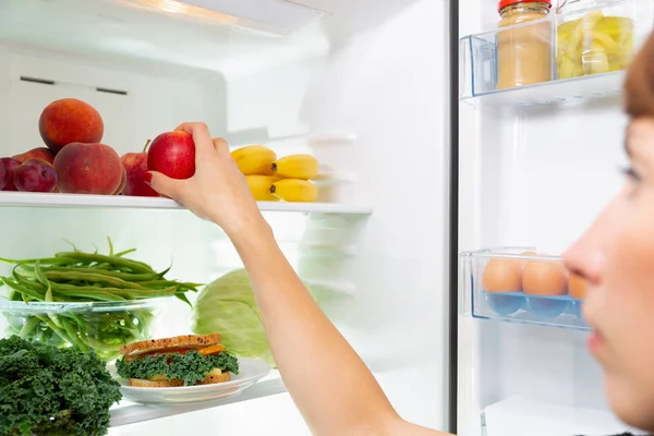 Frau Holt Gesundes Sandwich Aus Dem Kühlschrank — Stockfoto