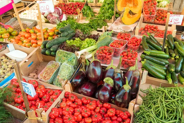 シチリア島パレルモの市場での販売のための新鮮な野菜やサラダ — ストック写真