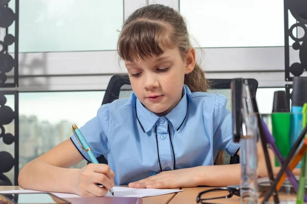 Восьмилетняя Девочка Концентрируется Письме Ручкой Фонтана Сидящей Столом Офисе — стоковое фото