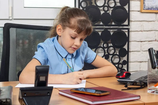 Восьмилетняя Девочка Пишет Листе Бумаги Столом Офисе — стоковое фото