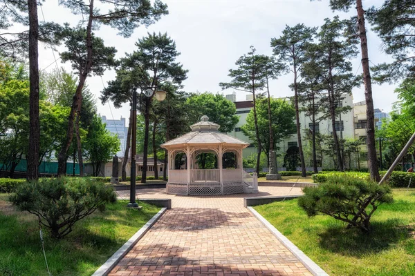 韩国首尔市江东公园的白色凉亭 — 图库照片
