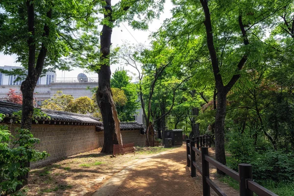 韓国ソウルの徳州宮を囲むドルダム道路の経路 — ストック写真