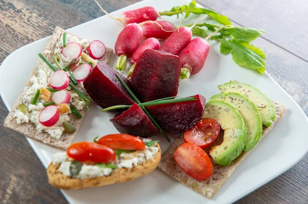 Ein Teller Mit Vegetarischem Salat Aus Natürlichem Bio Gemüse — Stockfoto