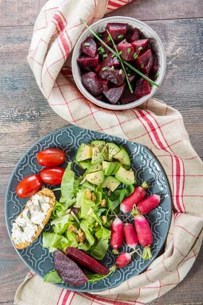 Ciotole Piatto Sana Insalata Vegana Varie Verdure Avocado Cetriolo Ravanelli — Foto Stock