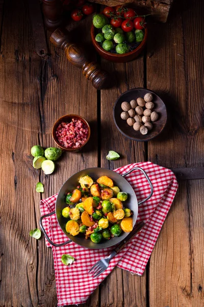 Brotes Bruselas Sartén Patata Con Tocino Estilo Rústico — Foto de Stock