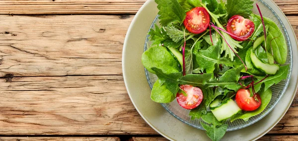 Gezonde Groentesalade Rustieke Houten Ondergrond — Stockfoto