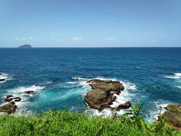 Hermosa Playa Con Agua Azul Profundo Cielo Azul Claro Flor —  Fotos de Stock