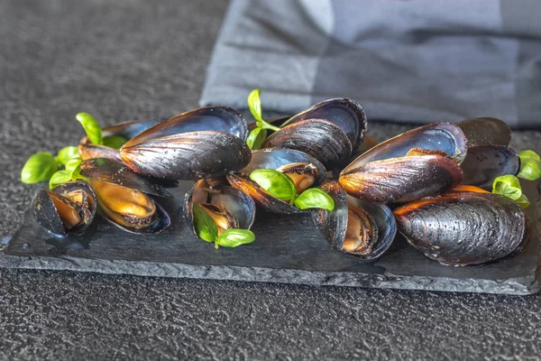 Gekochte Muscheln Auf Der Schiefertafel — Stockfoto