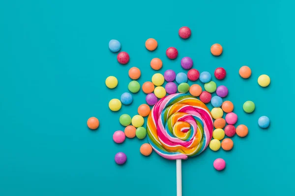Söt Lollipop Och Färgglada Choklad Godis Piller Blå Bakgrund — Stockfoto