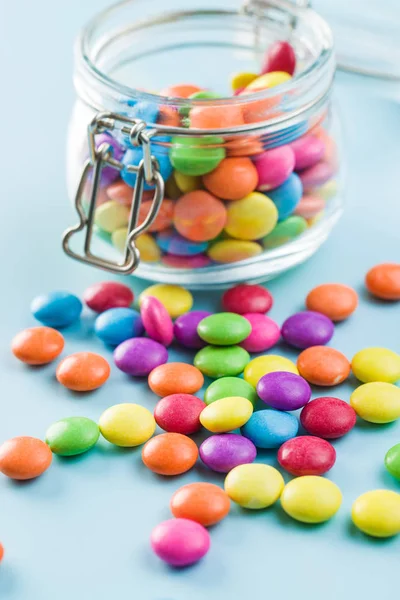 Bunte Schokolade Bonbons Pillen Auf Blauem Hintergrund — Stockfoto