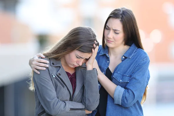 Mujer Preocupada Consolando Triste Amiga Que Queja Calle — Foto de Stock