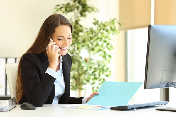 Heureux Employé Bureau Vérifiant Document Parlant Téléphone Sur Lieu Travail — Photo