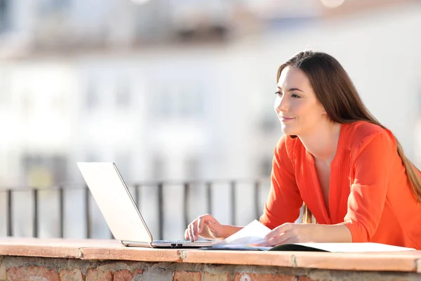 Lavoratori Autonomi Soddisfatti Che Lavorano Balcone Contemplando Viste — Foto Stock