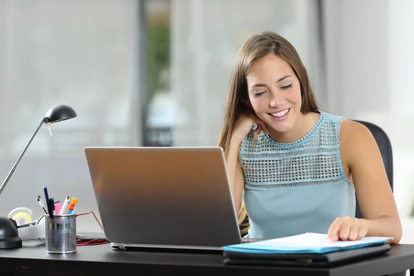 Heureuse Femme Qui Travaille Lire Des Documents Sur Bureau Maison — Photo