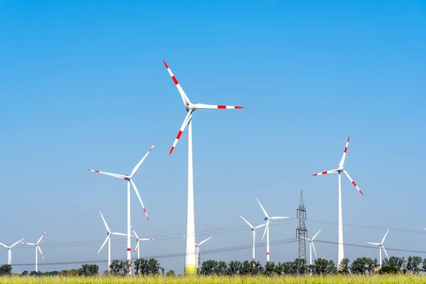 Rüzgar Türbinleri Almanya Görülen Bazı Üstten Elektrik Hatları — Stok fotoğraf