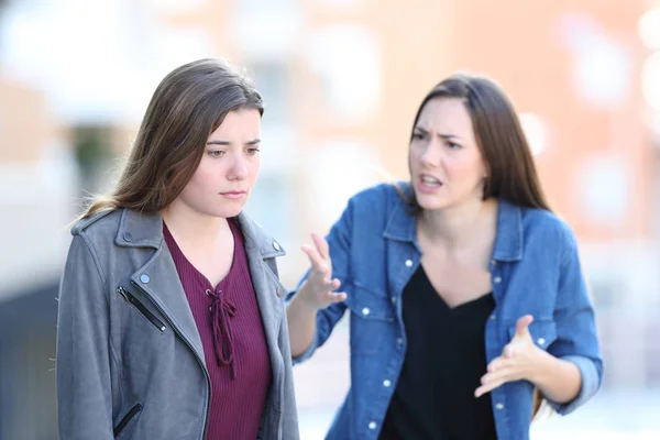 Mujer Enojada Regañando Amigo Culpable Calle — Foto de Stock