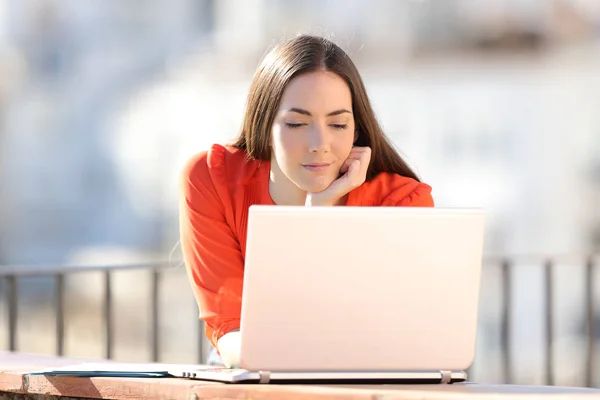 Vista Frontale Imprenditore Che Guarda Contenuti Laptop Online Balcone — Foto Stock