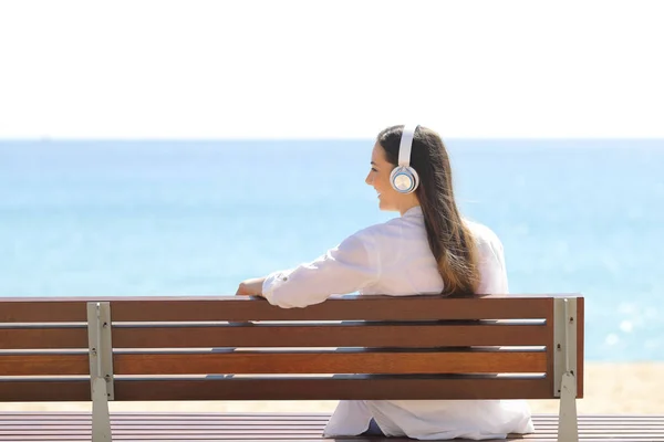 Chica Feliz Escuchando Música Sentada Banco Contemplando Vistas Playa — Foto de Stock