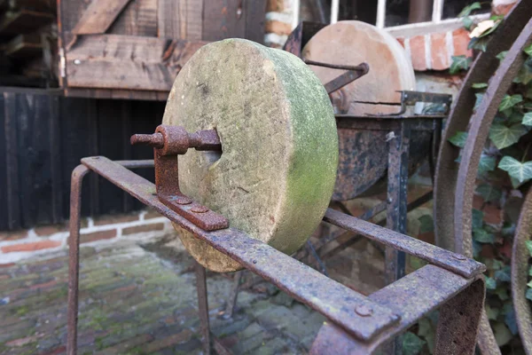 Zijaanzicht Een Oude Mossige Verweerde Whetsteen Zonder Lier Blauwe Behuizing — Stockfoto