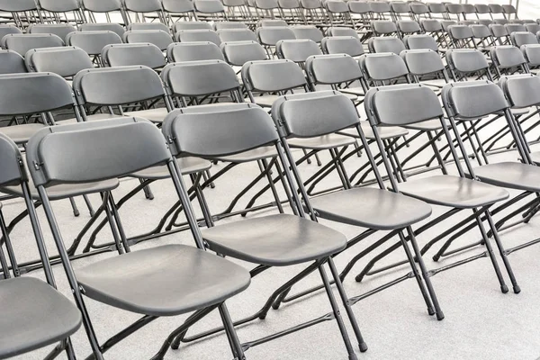 Rangées Chaises Pliantes Noires Vides Dans Une Salle Conférence — Photo