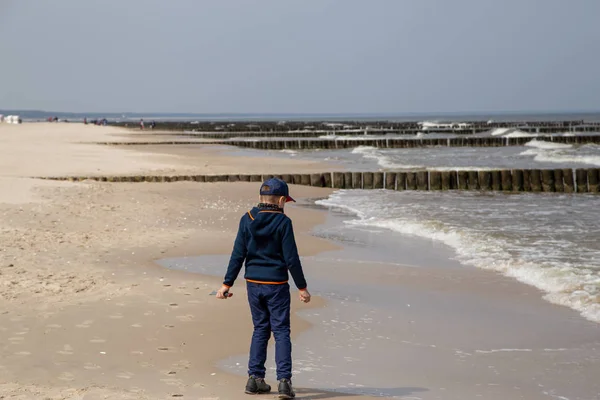 Küçük Bir Çocuk Kumsalda Tek Başına Yürüyor Kumdaki Dalgaların Oyununu — Stok fotoğraf