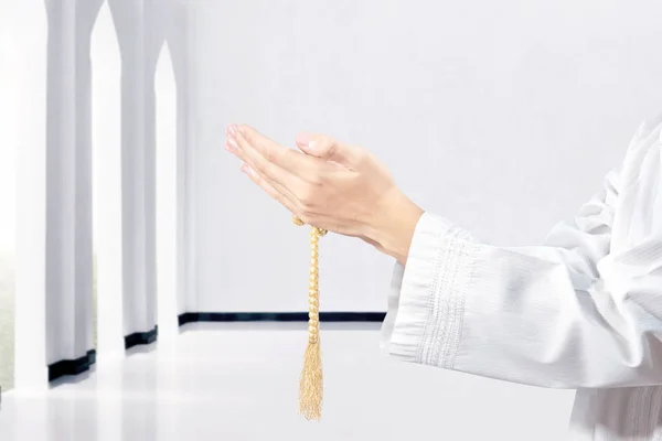 Homem Muçulmano Rezando Com Contas Oração Suas Mãos Mesquita — Fotografia de Stock