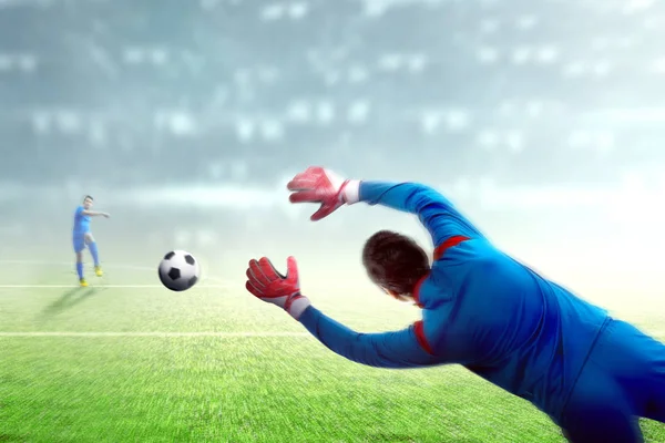 Asiático Jogador Futebol Homem Chutando Bola Para Gol Campo Futebol — Fotografia de Stock