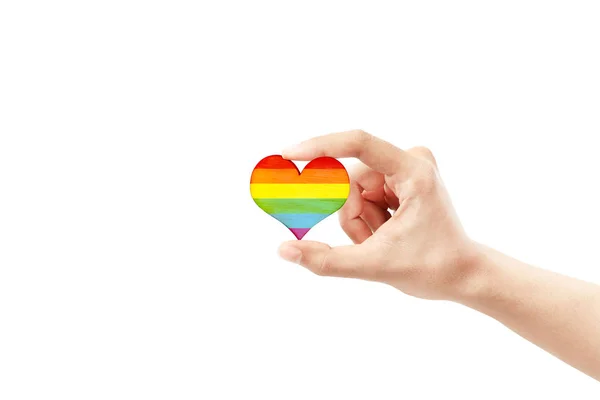 白い背景の上に孤立したLgbtのシンボルとして虹の旗で心を示す人間の手 — ストック写真