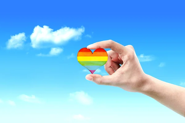 青空の背景に虹の旗で心を示す人間の手 Lgbtの概念 — ストック写真