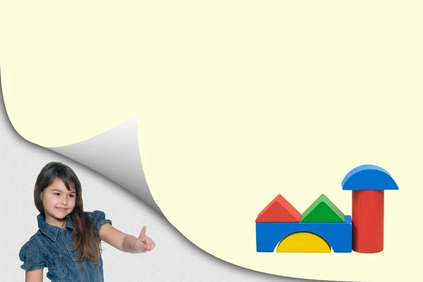 Koncepcja Budynku Cute Opalona Dziewczynka Pokazuje Pustej Żółtej Stronie Efektem — Zdjęcie stockowe