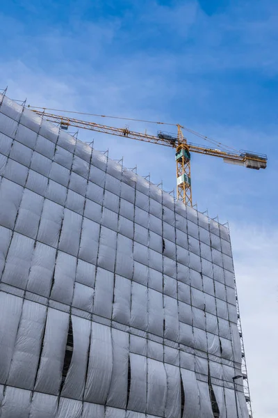 Building Facade Renovation Cellophane Protection Crane Blue Sky White Clouds — Stock Photo, Image