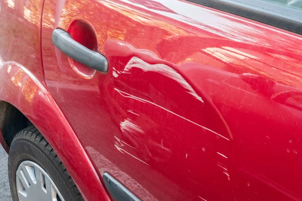 赤い車のサイドドアに傷 衝突又は事故 — ストック写真