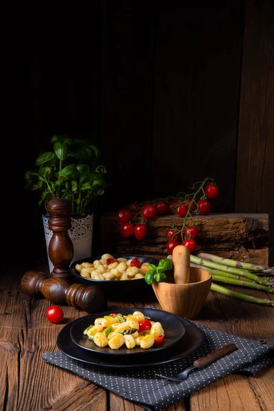 Chrupiące Gnocchi Pieczonymi Szparagami Pomidorami — Zdjęcie stockowe